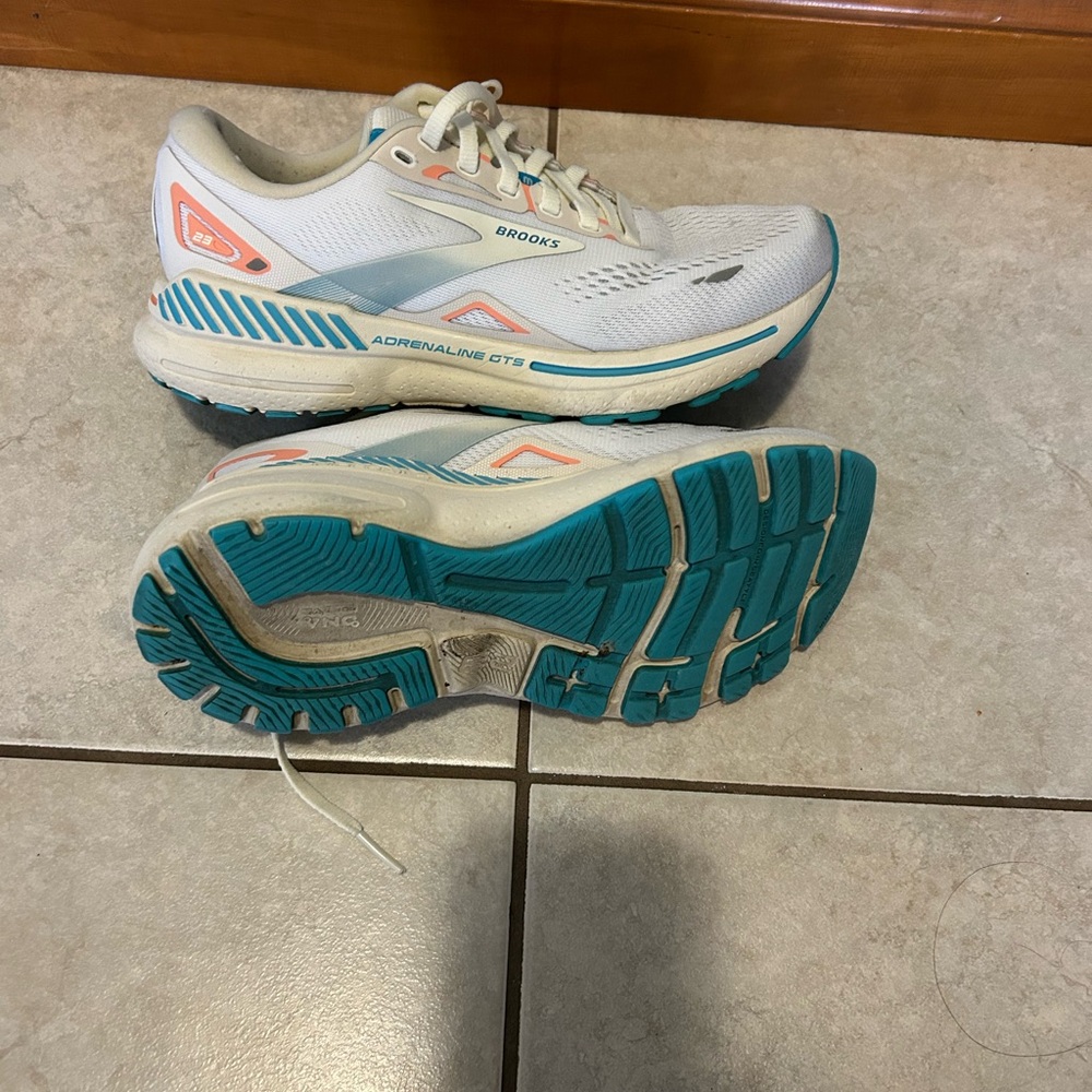 Brooks Women's Athletic Shoes - Cream and Teal